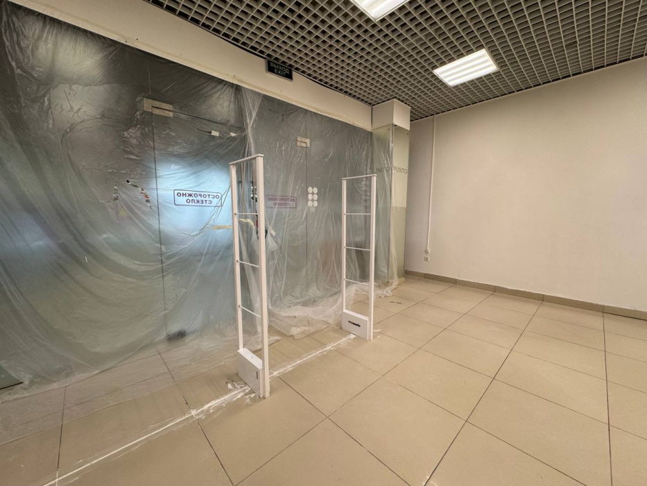 Магазин Black&White, г. Воронеж, ТЦ Атмосфера - проход 180 см3