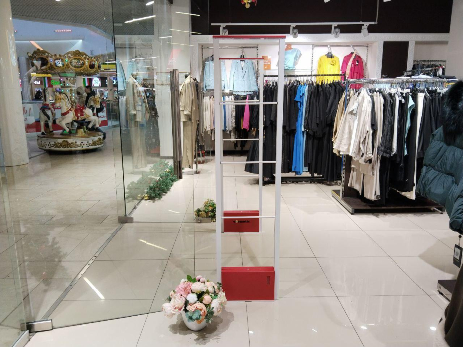 Магазин Валентина, г. Тула, ТРЦ Макси - проход 180 см1