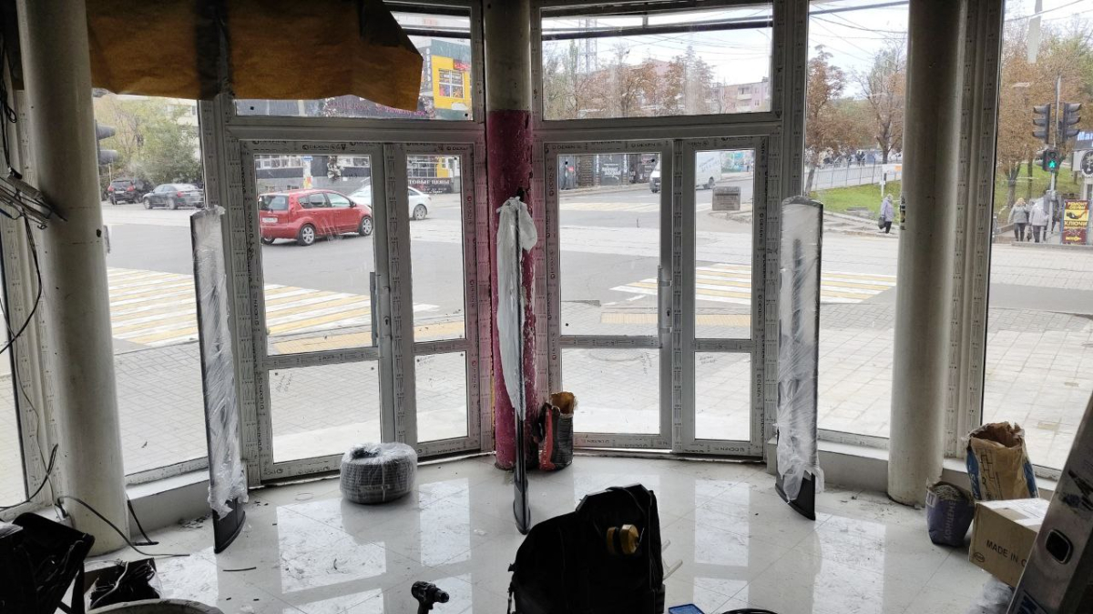 Магазин JOYMISS, г. Мариуполь, проспект Металлургов 64 - проход 3 метра1