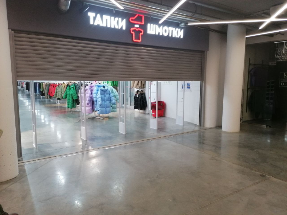 Магазин Тапки-Шмотки, г. Новосибирск, ТЦ Амстердам - проход 5 метров0