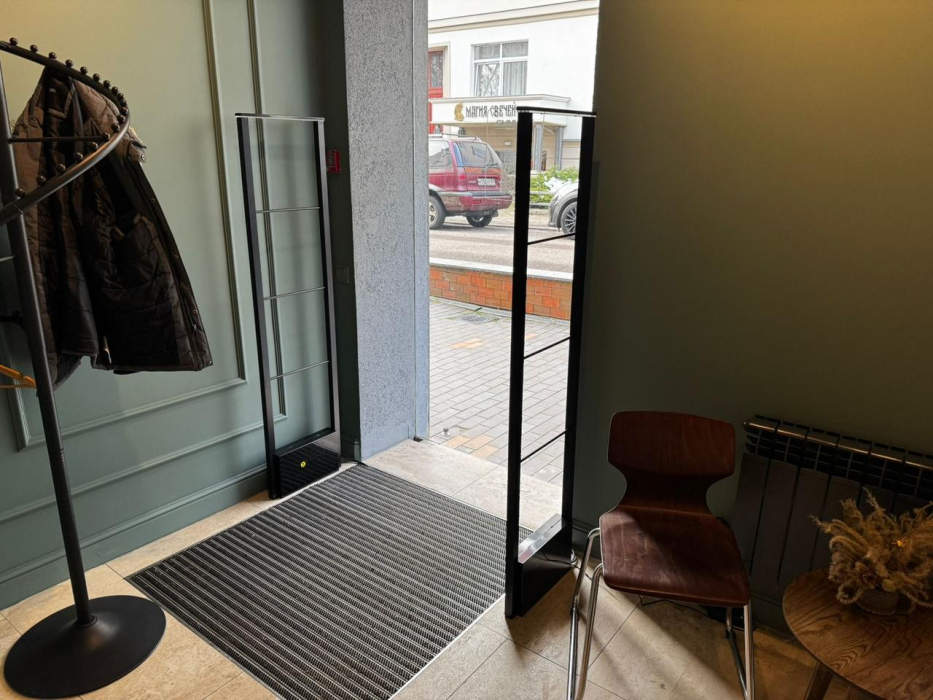 Магазин Тишина: Винил и Звук, г. Калининград, 1-й Октябрьский пр. 5 - проход 1 метр0