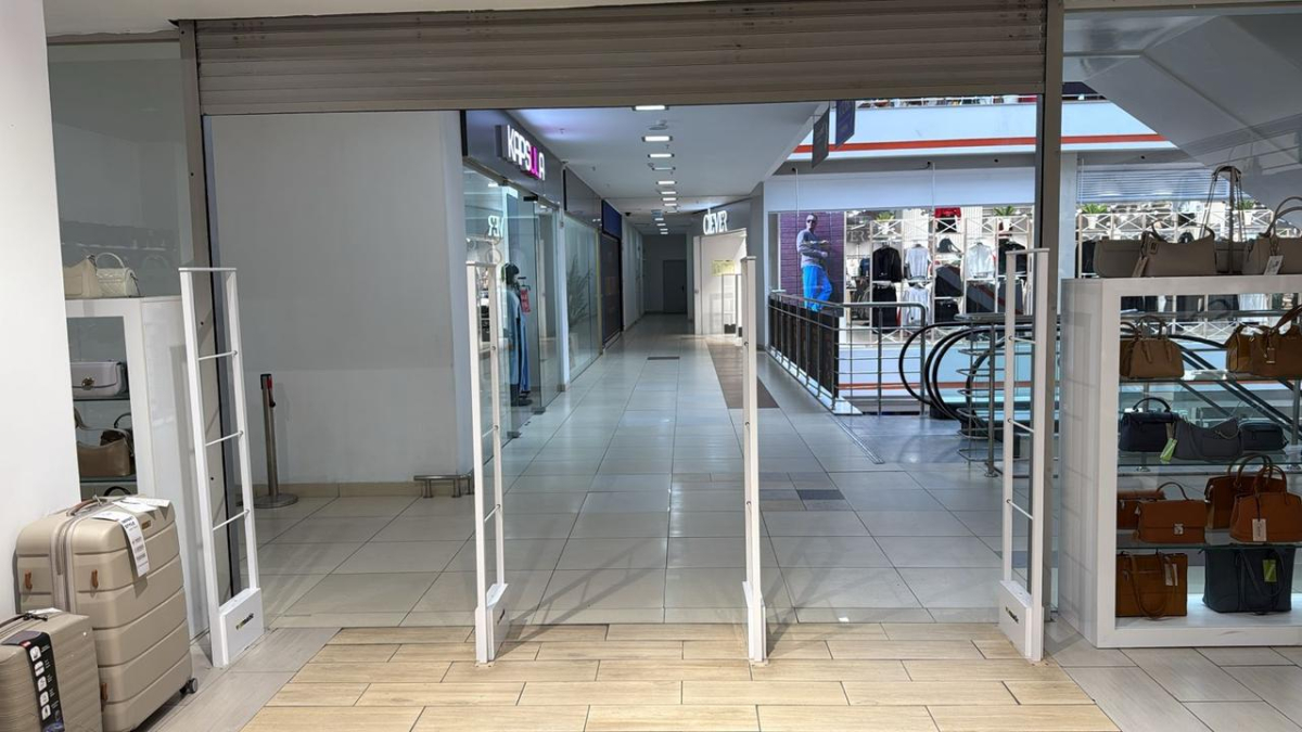 Магазин Саквояж, г. Ульяновск, ТЦ Версаль - проход 360 см1