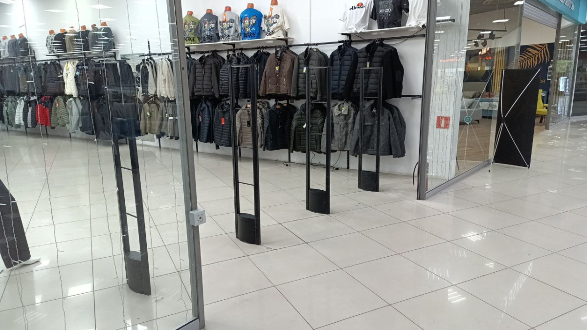 Магазин НАРАЁНЕ, г. Нижнекамск, ТЦ Якорь - проход 360 см1