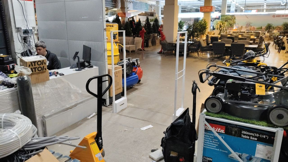 Магазин Кубань Инструмент, Ростовская область, г. Аксай, Аксайский проспект 21, ТЦ Мир ремонта - проход 180 см1