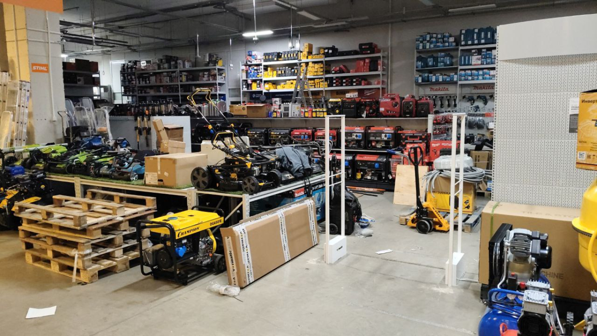 Магазин Кубань Инструмент, Ростовская область, г. Аксай, Аксайский проспект 21, ТЦ Мир ремонта - проход 180 см3