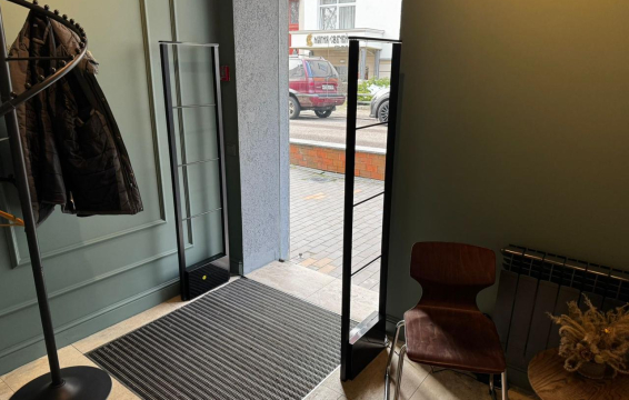 Магазин Тишина: Винил и Звук, г. Калининград, 1-й Октябрьский пр. 5 - проход 1 метр